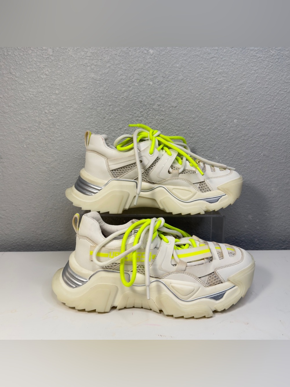 STEVE MADDEN POWER Sneakers White 7.5 M Neon Yellow/green trim 2 laces - Picture 2 of 8